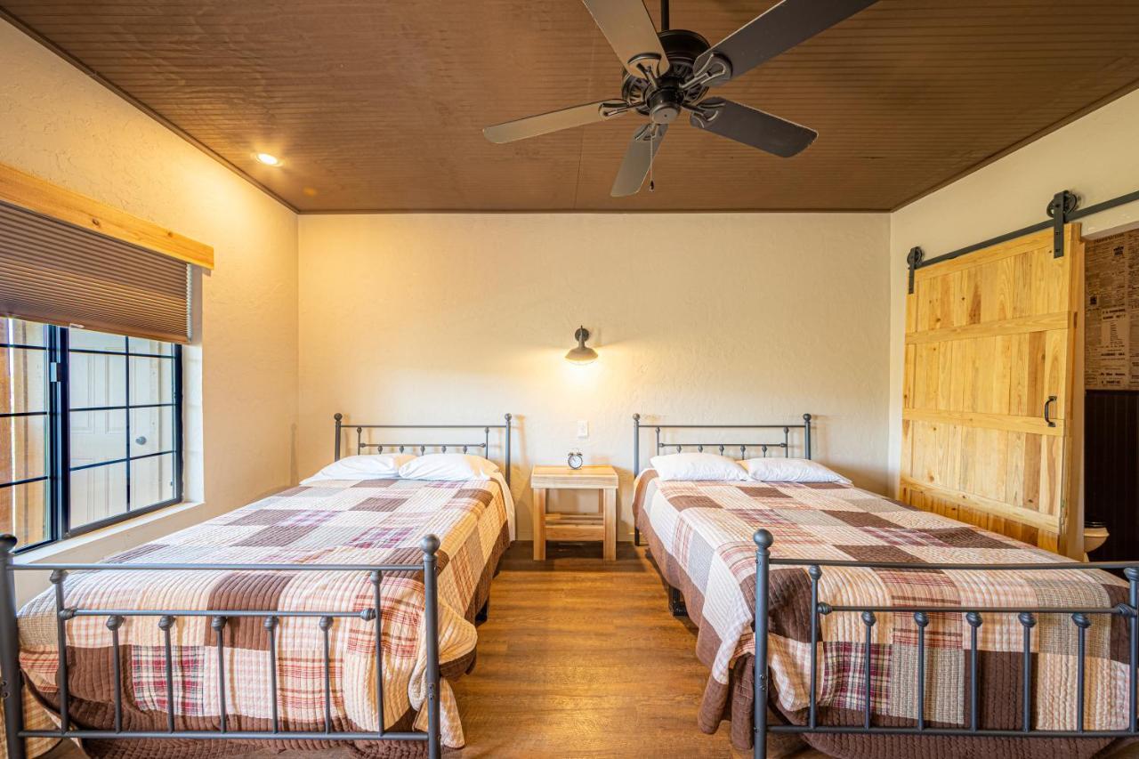 -Pet Friendly- Miners Cabin #5 -Two Double Beds - Private Balcony Tombstone Exterior foto